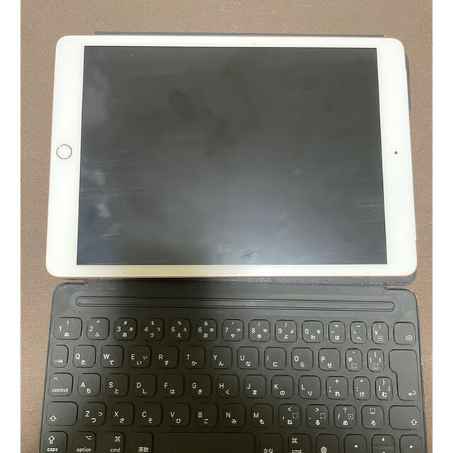 Apple(アップル)のiPad第8世代　32G   ＋smart keyboard  スマホ/家電/カメラのPC/タブレット(タブレット)の商品写真