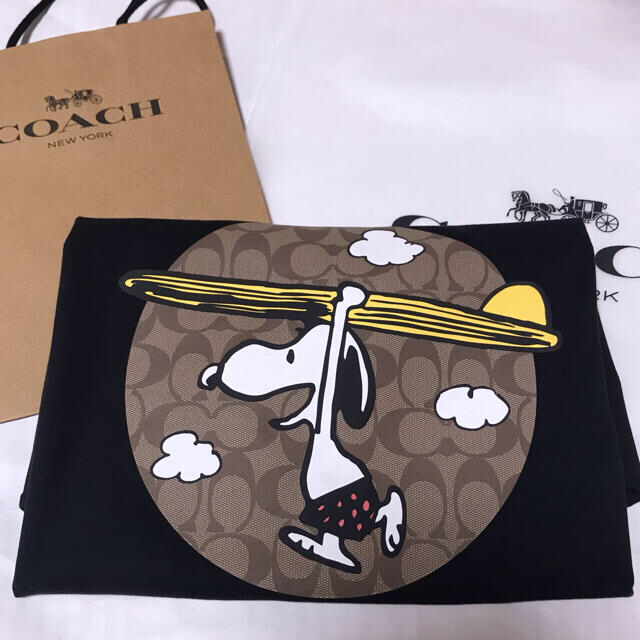 COACH(コーチ)のコーチ　スヌーピーコラボTシャツ　L （日本サイズX L） メンズのトップス(Tシャツ/カットソー(半袖/袖なし))の商品写真