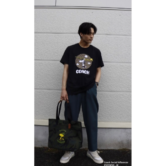 COACH(コーチ)のコーチ　スヌーピーコラボTシャツ　L （日本サイズX L） メンズのトップス(Tシャツ/カットソー(半袖/袖なし))の商品写真