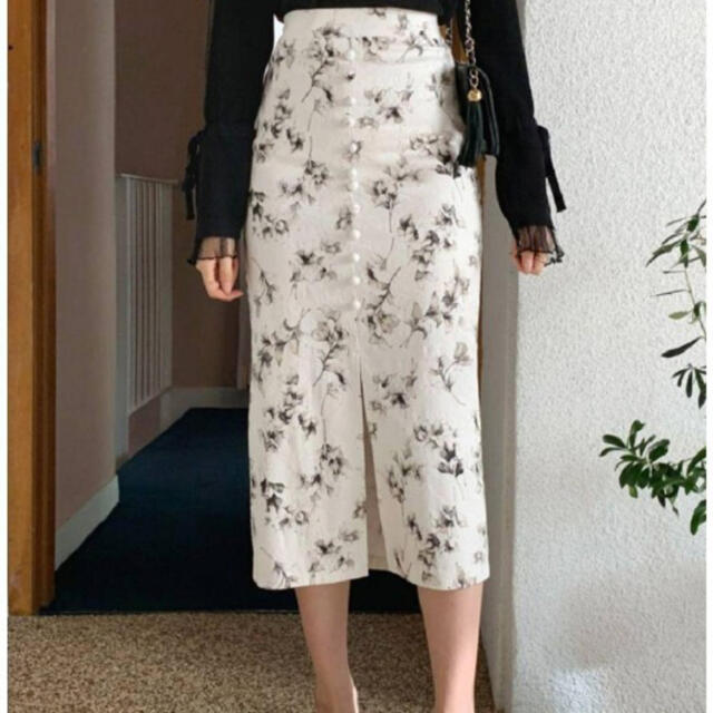 dholic(ディーホリック)のホワイト 花柄 タイトスカート dholic レディースのスカート(ロングスカート)の商品写真