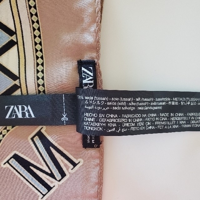 ZARA(ザラ)のZARA ザラ 大人気‼️アルファベットコレクション イニシャルシルクスカーフ レディースのファッション小物(バンダナ/スカーフ)の商品写真