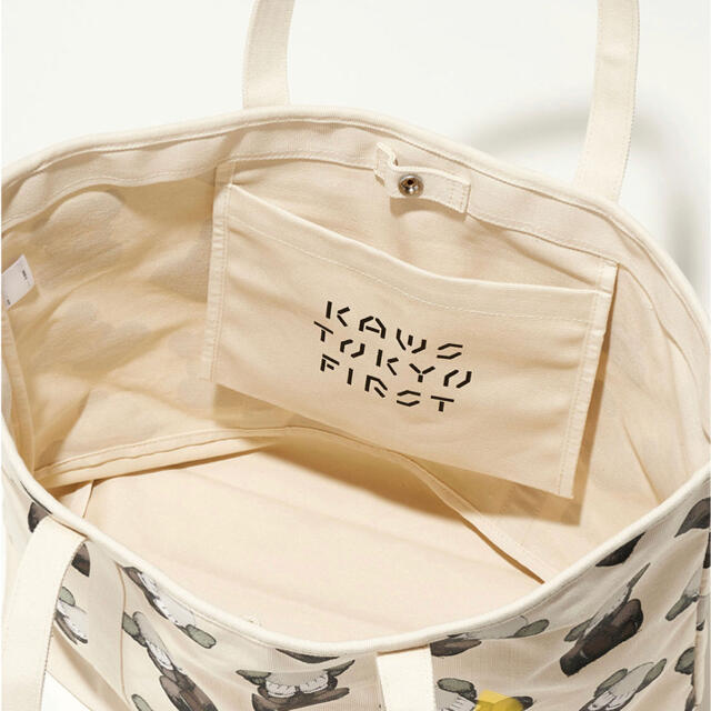 UNIQLO(ユニクロ)の最安値　KAWS TOKYO FIRST ユニクロ KAWS UT トートバッグ メンズのバッグ(トートバッグ)の商品写真