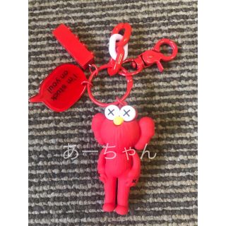 セサミストリート×kaws【赤】キーホルダー　カウズ　 バッグホルダー(キーホルダー)