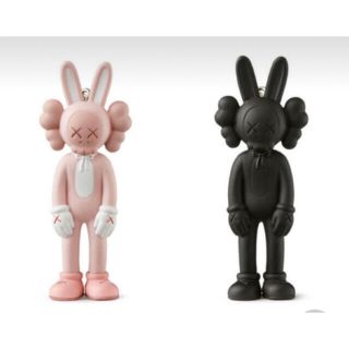 メディコムトイ(MEDICOM TOY)のKAWS TOKYO FIRST キーホルダー 2セット(キーホルダー)