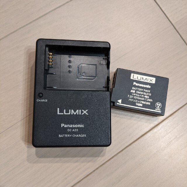 Panasonic(パナソニック)のLUMIX　バッテリーチャージャー、パックのセット　DE-A93 スマホ/家電/カメラのスマートフォン/携帯電話(バッテリー/充電器)の商品写真