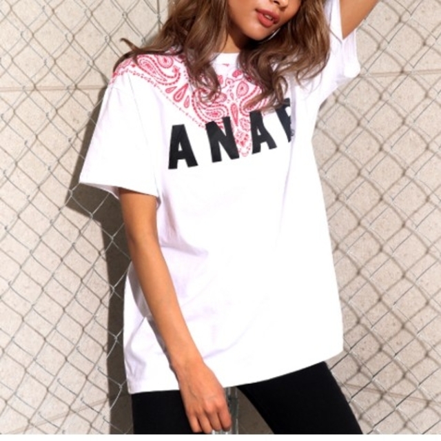 ANAP(アナップ)のANAP★新品★バックサイドロゴ ネックペイズリー柄 ロンT ホワイト レディースのトップス(Tシャツ(半袖/袖なし))の商品写真