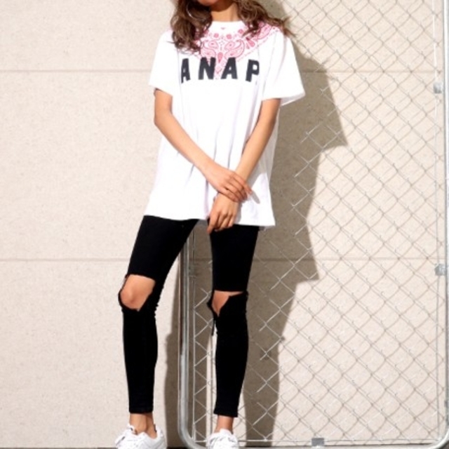 ANAP(アナップ)のANAP★新品★バックサイドロゴ ネックペイズリー柄 ロンT ホワイト レディースのトップス(Tシャツ(半袖/袖なし))の商品写真