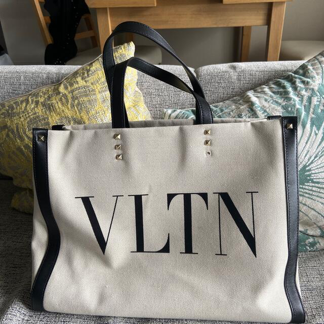 ゴールド色系統VALENTINO VLTNトートバッグ スタッズ外れあり