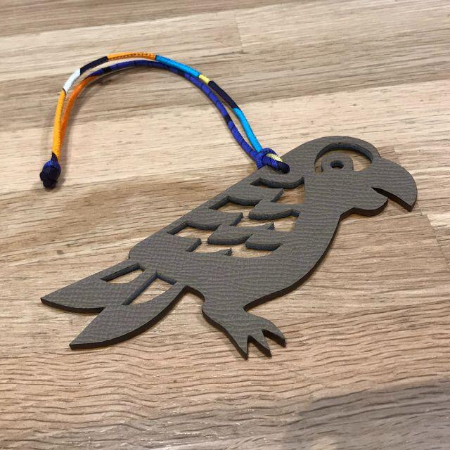 Hermes(エルメス)のグリーン様の 新品未使用 エルメス プティアッシュ オウム バッグチャーム 鳥 レディースのファッション小物(キーホルダー)の商品写真