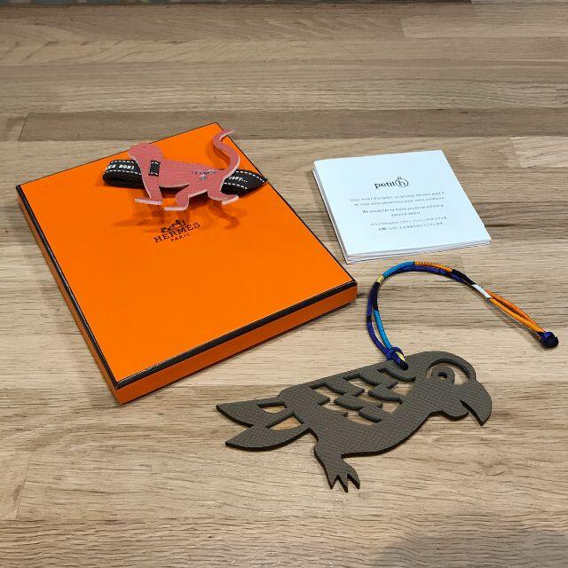 Hermes(エルメス)のグリーン様の 新品未使用 エルメス プティアッシュ オウム バッグチャーム 鳥 レディースのファッション小物(キーホルダー)の商品写真