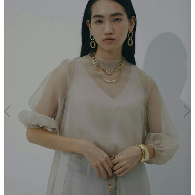 Ameri VINTAGE(アメリヴィンテージ)の新品タグつき アメリヴィンテージ AIRLY SHEER BLOUSE レディースのトップス(カットソー(長袖/七分))の商品写真