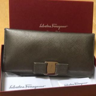 サルヴァトーレフェラガモ(Salvatore Ferragamo)のサルヴァトーレ フェラガモ 長財布 メタリック グレー ヴァラリボン(財布)