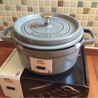 ストウブ(STAUB)のSTAUB ココット ラウンド 22cm 新品未使用(鍋/フライパン)