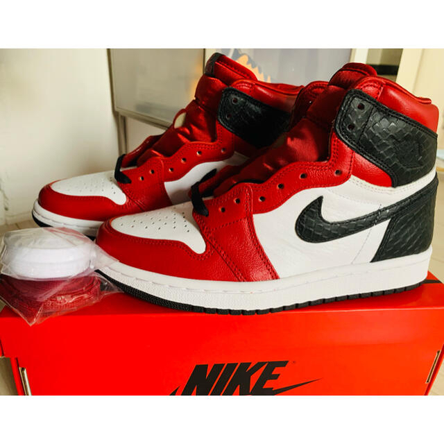 NIKE(ナイキ)のNIKE AIR JORDAN 1 HIGHT OG SATIN RED レディースの靴/シューズ(スニーカー)の商品写真