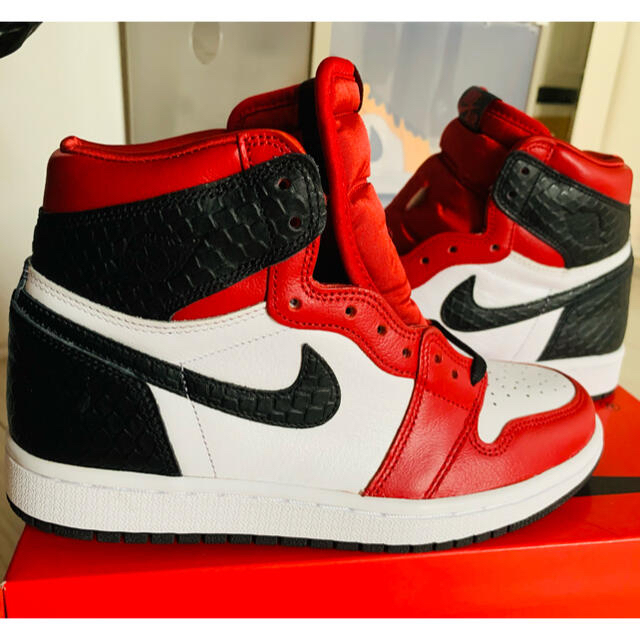 NIKE(ナイキ)のNIKE AIR JORDAN 1 HIGHT OG SATIN RED レディースの靴/シューズ(スニーカー)の商品写真