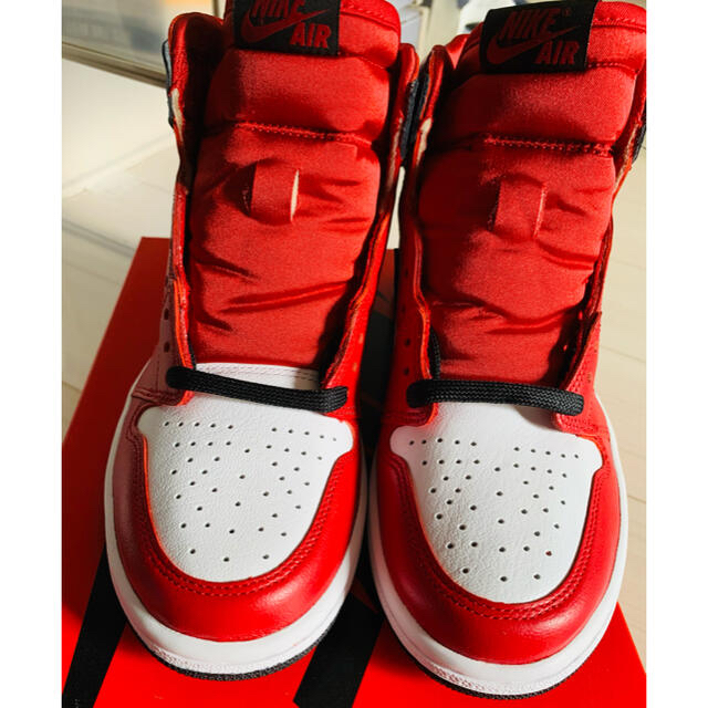 NIKE(ナイキ)のNIKE AIR JORDAN 1 HIGHT OG SATIN RED レディースの靴/シューズ(スニーカー)の商品写真