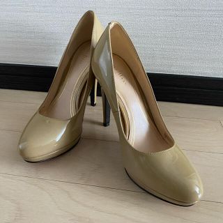 コールハーン(Cole Haan)のコールハーン　NIKEAIRコラボ　ベージュパテントパンプス　38B(ハイヒール/パンプス)