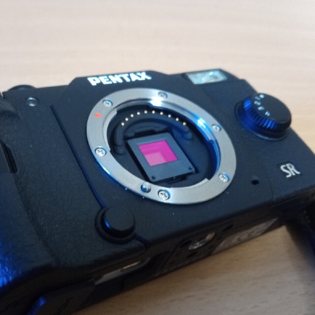 PENTAX(ペンタックス)のPENTAX Q10 専用皮ケース付き +レンズ３本セット! スマホ/家電/カメラのカメラ(ミラーレス一眼)の商品写真