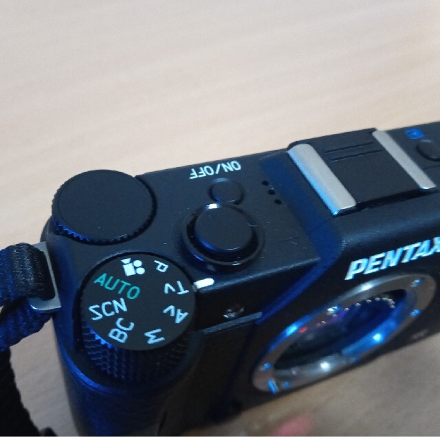 PENTAX(ペンタックス)のPENTAX Q10 専用皮ケース付き +レンズ３本セット! スマホ/家電/カメラのカメラ(ミラーレス一眼)の商品写真