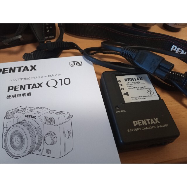 PENTAX(ペンタックス)のPENTAX Q10 専用皮ケース付き +レンズ３本セット! スマホ/家電/カメラのカメラ(ミラーレス一眼)の商品写真