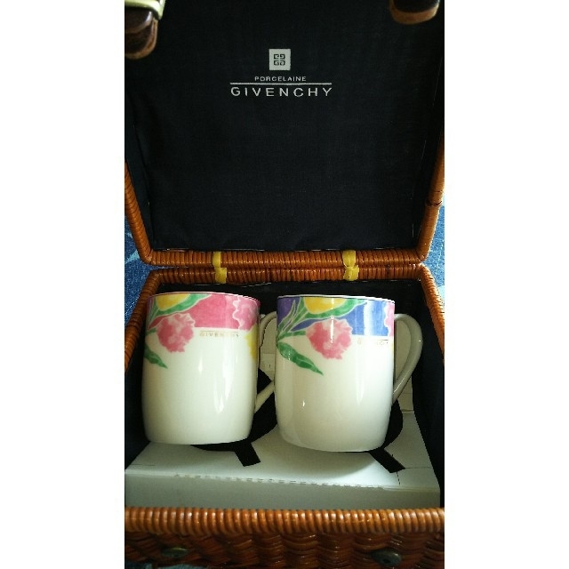 GIVENCHY(ジバンシィ)のGIVENCHY  ペアマグカップ バスケット入り インテリア/住まい/日用品のキッチン/食器(グラス/カップ)の商品写真