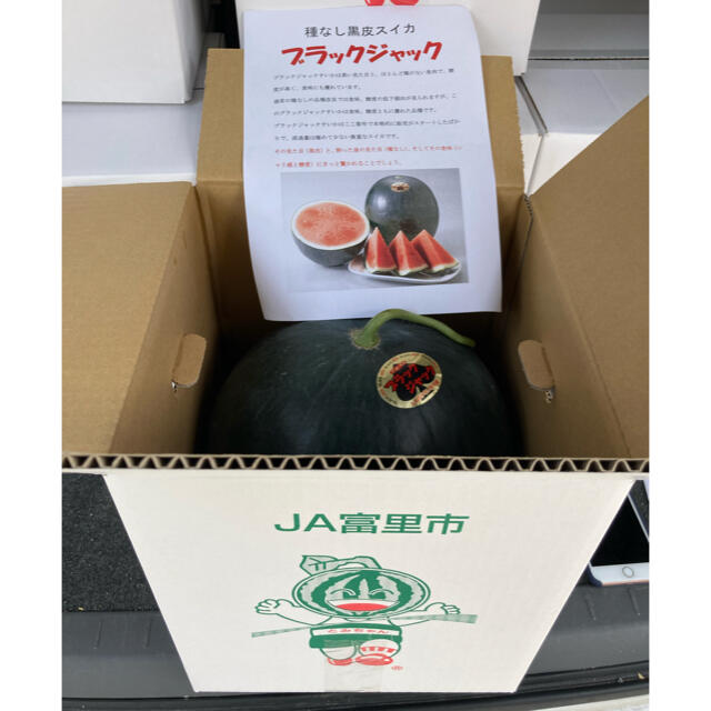 送料込み！富里産　ブラックジャック（種無し黒皮スイカ）超特大4L 1玉 食品/飲料/酒の食品(フルーツ)の商品写真