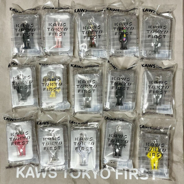 MEDICOM TOY(メディコムトイ)のKAWS TOKYO FIRST キーホルダー 15種類コンプリート エンタメ/ホビーのおもちゃ/ぬいぐるみ(キャラクターグッズ)の商品写真