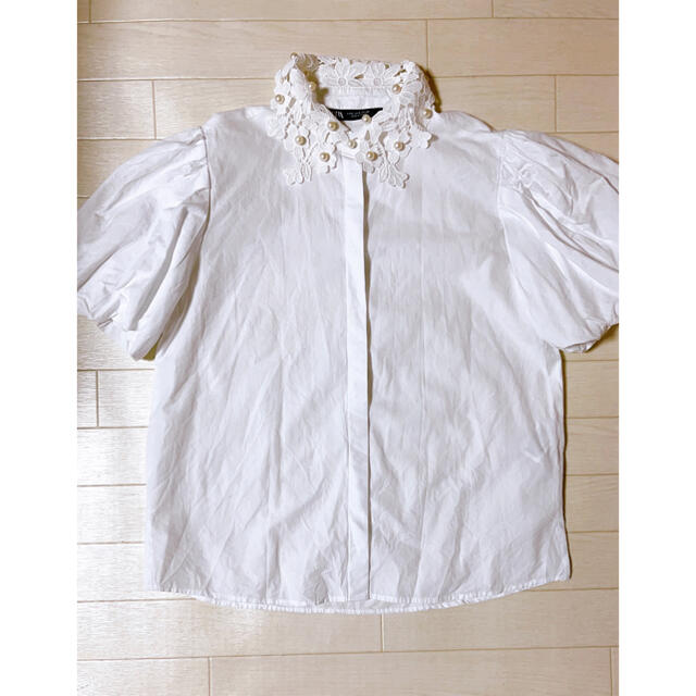 ZARA(ザラ)のZARA パフスリ パール襟付きトップス レディースのトップス(シャツ/ブラウス(半袖/袖なし))の商品写真