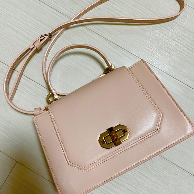 Charles and Keith(チャールズアンドキース)の【値下げ】チャールズアンドキース　ショルダーバッグ　ピンク レディースのバッグ(ショルダーバッグ)の商品写真