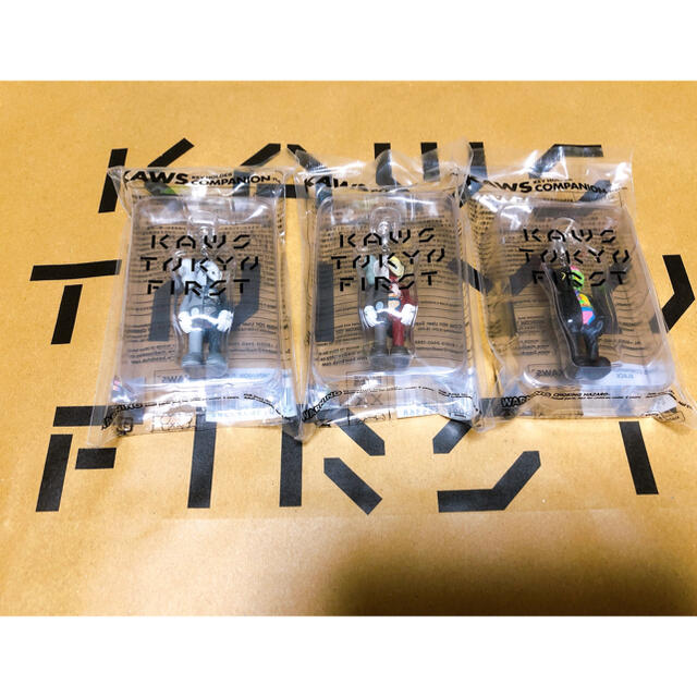 MEDICOM TOY(メディコムトイ)のKAWS TOKYO FIRST KEYHOLDER  3種 エンタメ/ホビーのアニメグッズ(キーホルダー)の商品写真