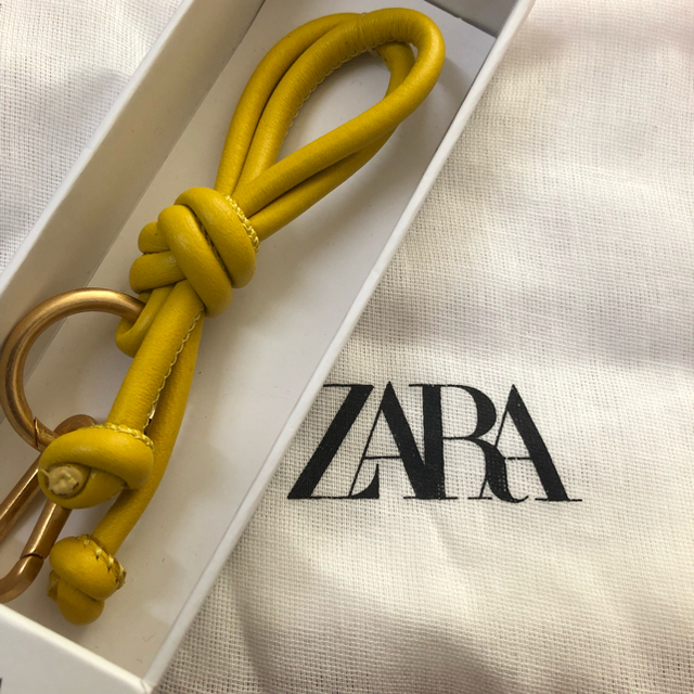 ZARA(ザラ)のZARA ザラ　レザーノットキーリング　イエロー　新品未使用 レディースのファッション小物(キーホルダー)の商品写真