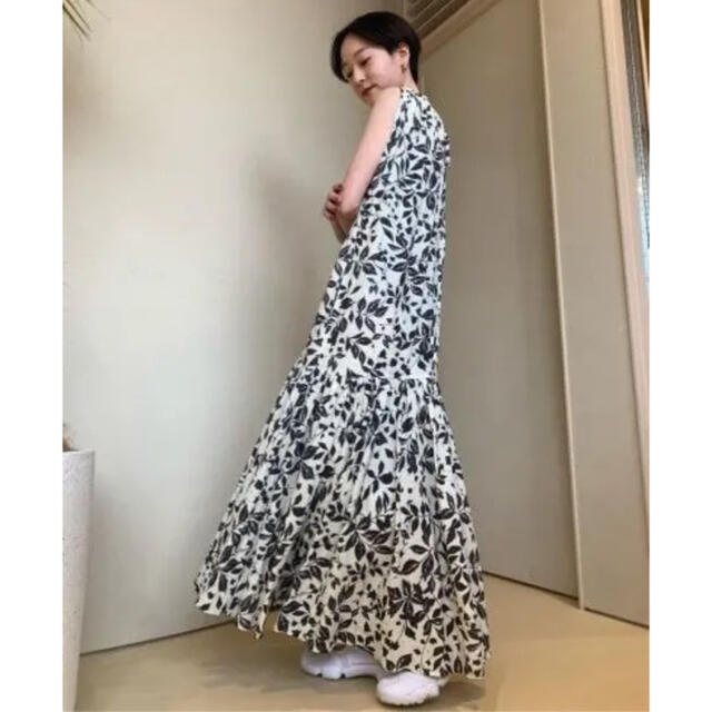 emmi atelier(エミアトリエ)のemmi　エミ　emmi atelier　リネン ボリューム リボン ワンピース レディースのワンピース(ロングワンピース/マキシワンピース)の商品写真