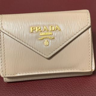 プラダ(PRADA)の【お値下げしました】プラダ 3つ折り財布 サフィアーノレザー ベージュ (財布)