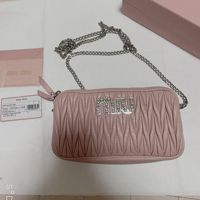 miumiu(ミュウミュウ)のmiumiu バレンタイン限定カラー　ショルダーバッグ レディースのバッグ(ショルダーバッグ)の商品写真