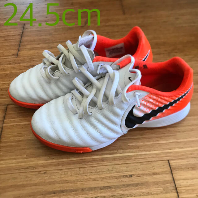 NIKE(ナイキ)のNIKE TIEMPO サッカートレーニングシューズ　24.5 スポーツ/アウトドアのサッカー/フットサル(シューズ)の商品写真