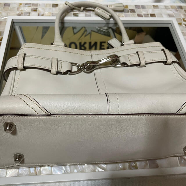 COACH(コーチ)の皮製　コーチのバック　オフホワイト レディースのバッグ(ハンドバッグ)の商品写真