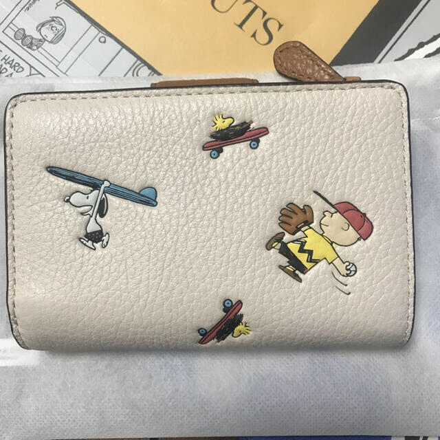 COACH(コーチ)の三日月様専用　新品　コーチ スヌーピー  財布  レディースのファッション小物(財布)の商品写真