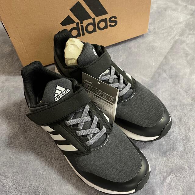 adidas(アディダス)のadidas キッズ/ベビー/マタニティのキッズ靴/シューズ(15cm~)(スニーカー)の商品写真