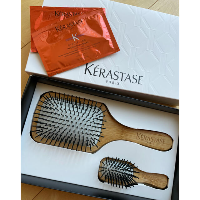 KERASTASE(ケラスターゼ)のケラスターゼ　ヘアブラシ　　ヘアマスク付き コスメ/美容のヘアケア/スタイリング(ヘアケア)の商品写真