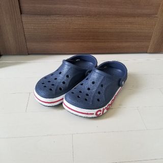 クロックス(crocs)のcrocs◆サンダル 紺×白×赤ロゴ 22㎝ クロックス プール 海 アウトドア(サンダル)