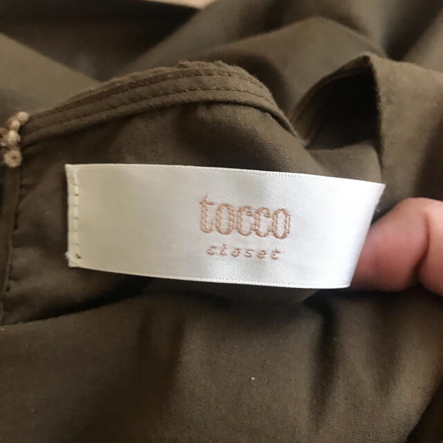 tocco(トッコ)のtocco  カーキ色　ノースリーブリボンカットソー レディースのトップス(カットソー(半袖/袖なし))の商品写真