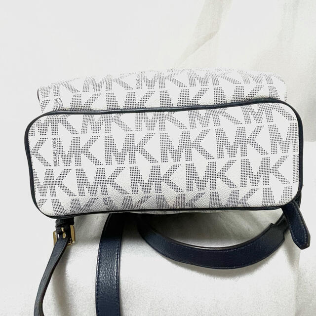 Michael Kors(マイケルコース)のMICHAEL KORS マイケルコース MK総柄リュック ネイビー＆ホワイト レディースのバッグ(リュック/バックパック)の商品写真