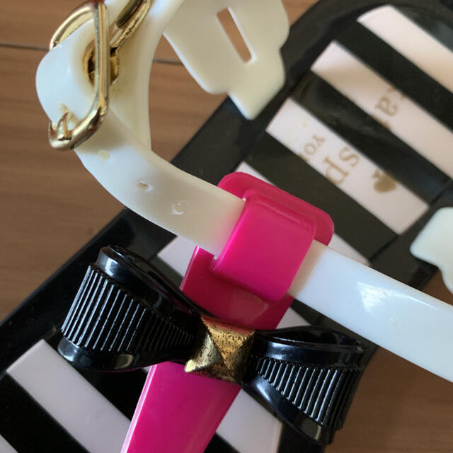 kate spade new york(ケイトスペードニューヨーク)のお値下げ♡新品未使用♡ ケイトスペード　ビーチサンダル　リボン　ボーダー レディースの靴/シューズ(ビーチサンダル)の商品写真