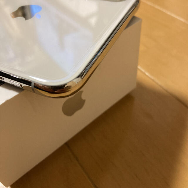 iPhone(アイフォーン)のiPhone Xs Max Silver 256 GB au SIMフリー　本体 スマホ/家電/カメラのスマートフォン/携帯電話(スマートフォン本体)の商品写真