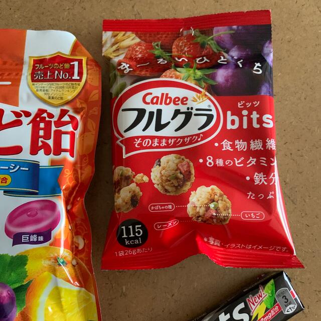 カルビー(カルビー)のお菓子3点 果実のど飴 フルグラ クロレッツ 食品/飲料/酒の食品(菓子/デザート)の商品写真