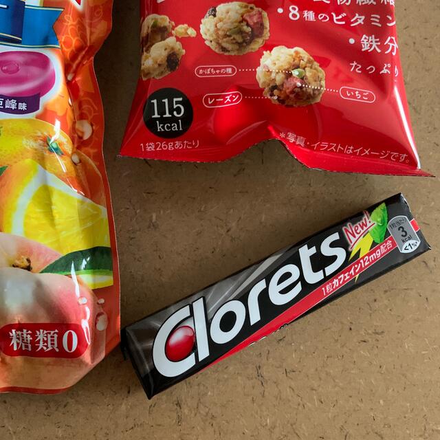 カルビー(カルビー)のお菓子3点 果実のど飴 フルグラ クロレッツ 食品/飲料/酒の食品(菓子/デザート)の商品写真