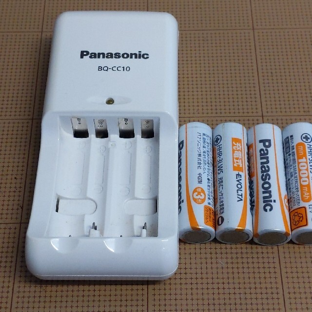 Panasonic(パナソニック)のbq-cc10 パナソニック エボルタ 充電器+単3電池 4本セット スマホ/家電/カメラのスマートフォン/携帯電話(バッテリー/充電器)の商品写真