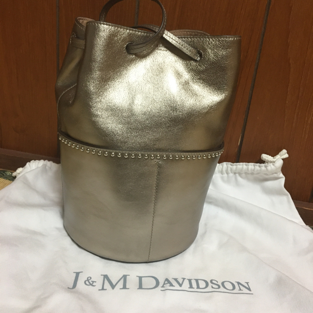 J&M DAVIDSON(ジェイアンドエムデヴィッドソン)のJ&M Davidson デイジー　ミニ　ゴールド レディースのバッグ(ハンドバッグ)の商品写真