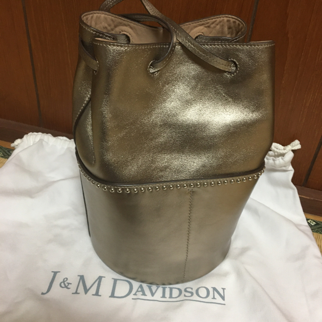 J&M DAVIDSON(ジェイアンドエムデヴィッドソン)のJ&M Davidson デイジー　ミニ　ゴールド レディースのバッグ(ハンドバッグ)の商品写真