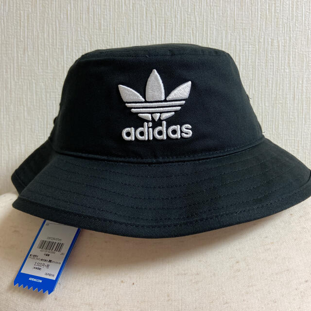 adidas(アディダス)の【54～57㎝】黒　バケット ハット アディダスオリジナルス レディースの帽子(ハット)の商品写真